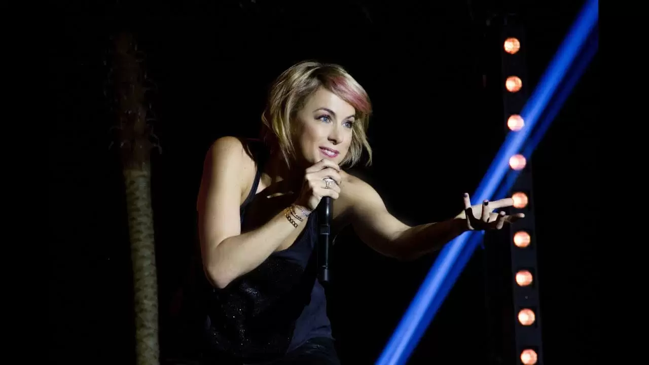 Iliza Shlesinger: Freezing Hot Backdrop